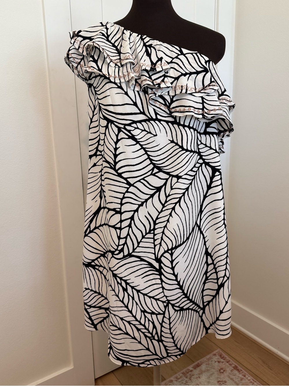 One-Shoulder Ruffle Tropical Leaf Print Dress in Black and White